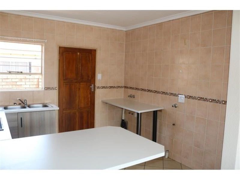 3 Bed, 2 Bath House for Sale - Kyalami - Photo 3