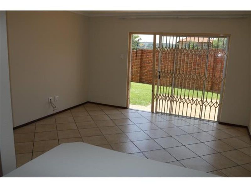 3 Bed, 2 Bath House for Sale - Kyalami - Photo 8