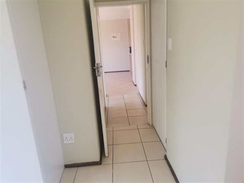 3 Bed, 2 Bath House for Sale - Kyalami - Photo 9