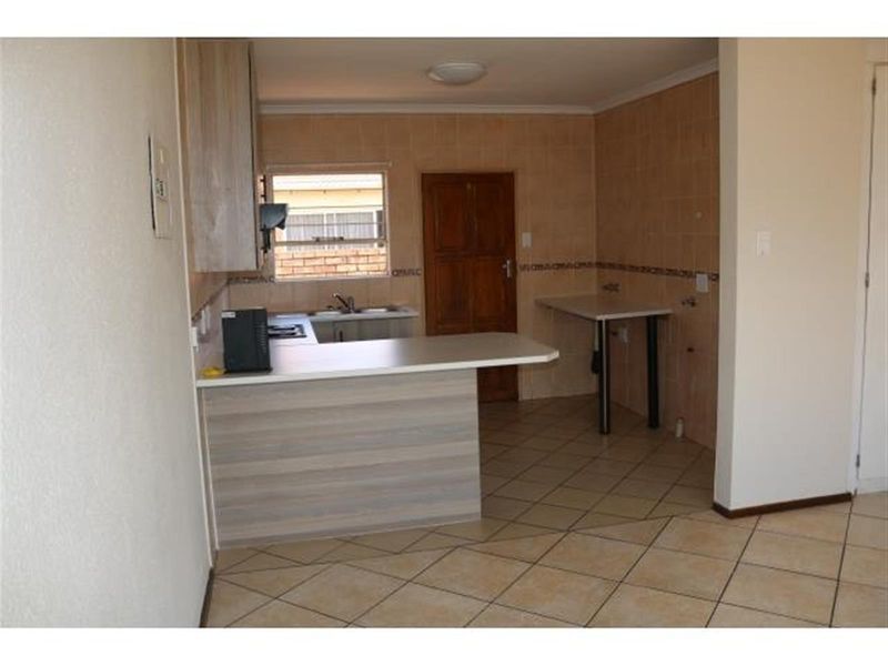 3 Bed, 2 Bath House for Sale - Kyalami - Photo 4