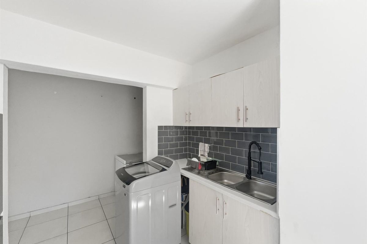 Neat as a Pin! 3 Bedroom Apartment For Sale in South Beach, Durban, KwaZulu-Natal - Photo 4