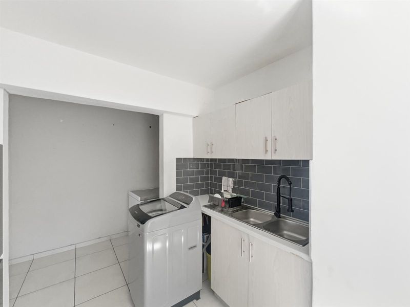 Neat as a Pin! 3 Bedroom Apartment For Sale in South Beach, Durban, KwaZulu-Natal - Photo 4