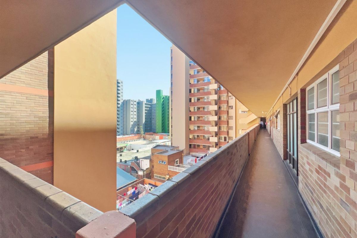 Neat as a Pin! 3 Bedroom Apartment For Sale in South Beach, Durban, KwaZulu-Natal - Photo 2