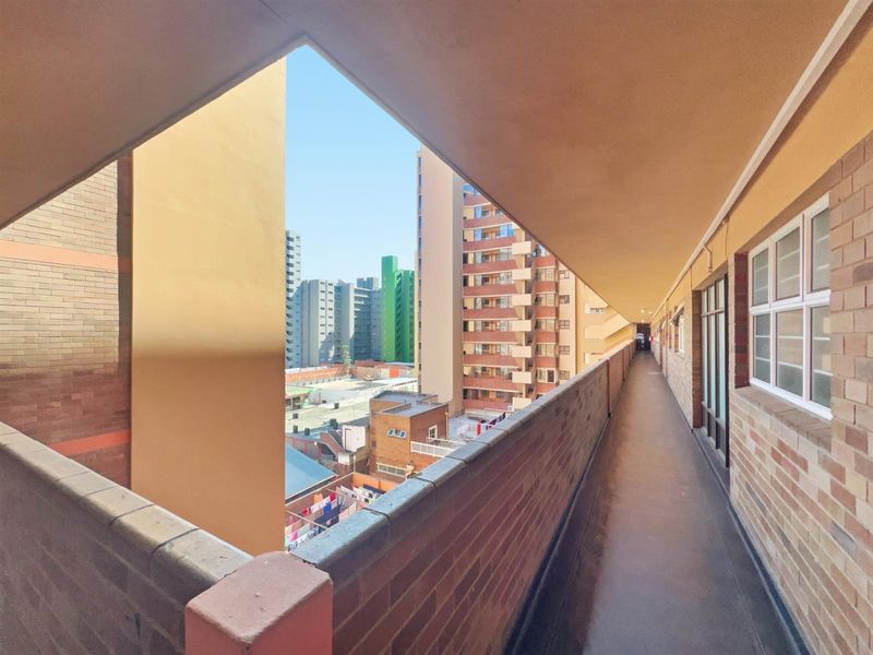 Neat as a Pin! 3 Bedroom Apartment For Sale in South Beach, Durban, KwaZulu-Natal - Photo 2