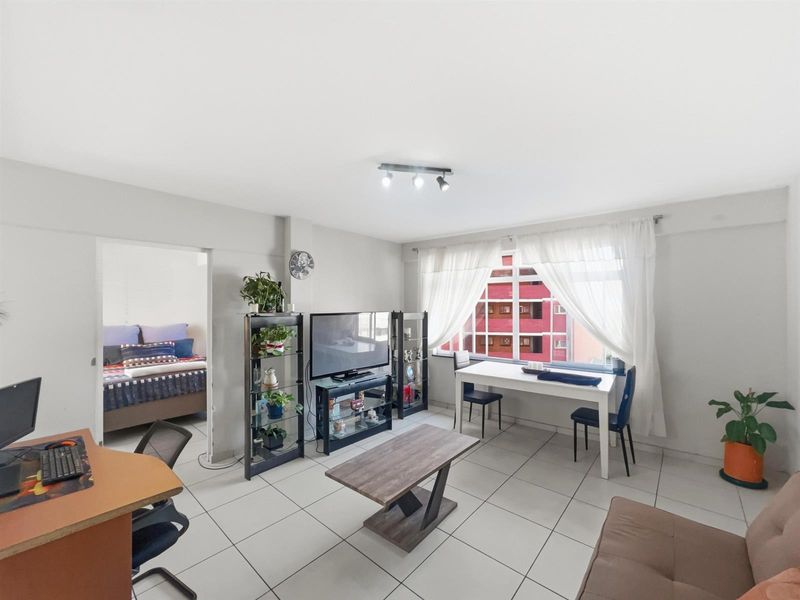 Neat as a Pin! 3 Bedroom Apartment For Sale in South Beach, Durban, KwaZulu-Natal - Photo 2