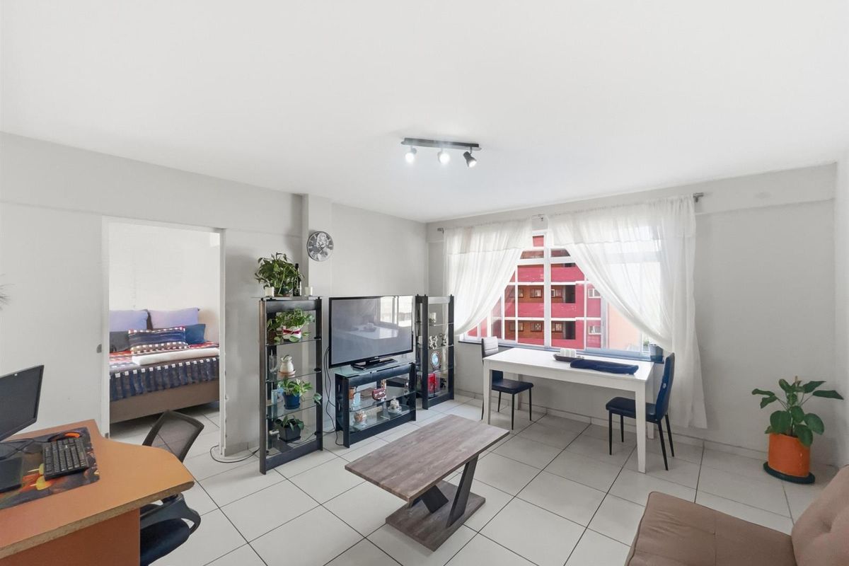 Neat as a Pin! 3 Bedroom Apartment For Sale in South Beach, Durban, KwaZulu-Natal - Photo 2