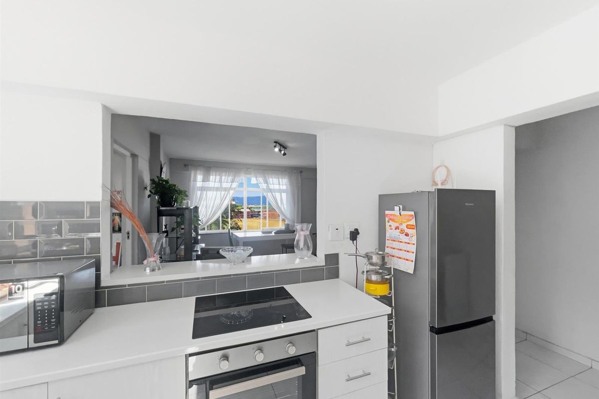 Neat as a Pin! 3 Bedroom Apartment For Sale in South Beach, Durban, KwaZulu-Natal - Photo 5