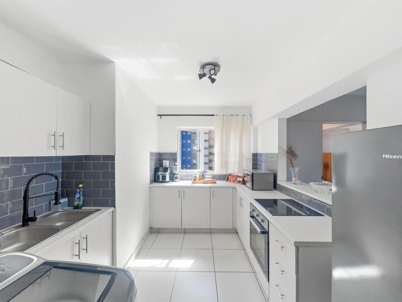 Neat as a Pin! 3 Bedroom Apartment For Sale in South Beach, Durban, KwaZulu-Natal - Photo 3