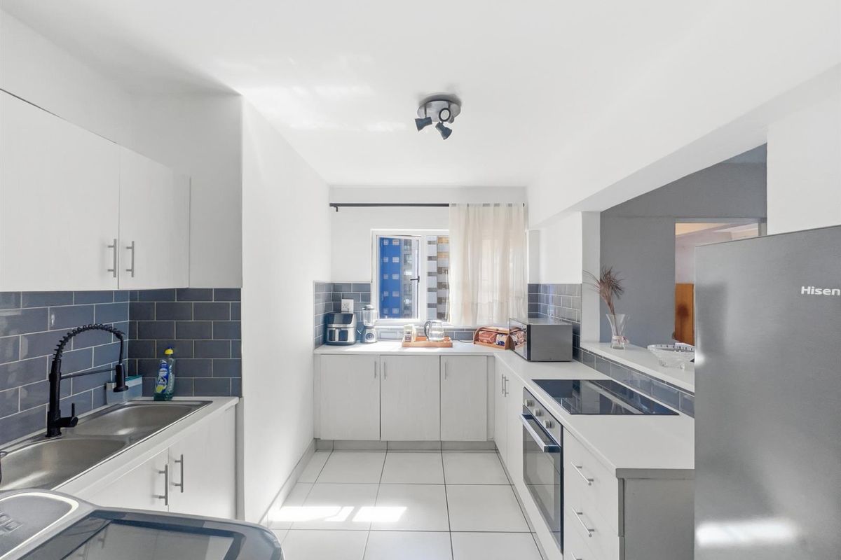 Neat as a Pin! 3 Bedroom Apartment For Sale in South Beach, Durban, KwaZulu-Natal - Photo 3