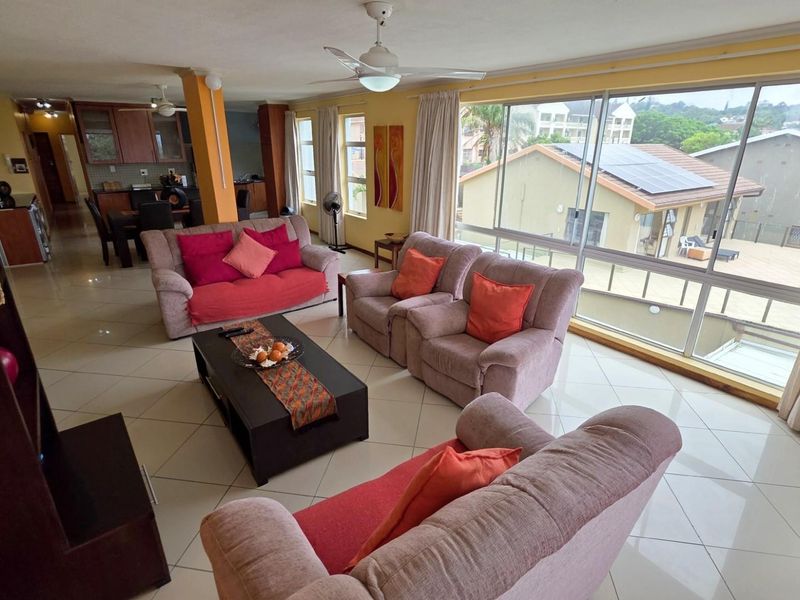 Spacious 3 bedroom beachfront Apartment on Margate Beachfront - Photo 4