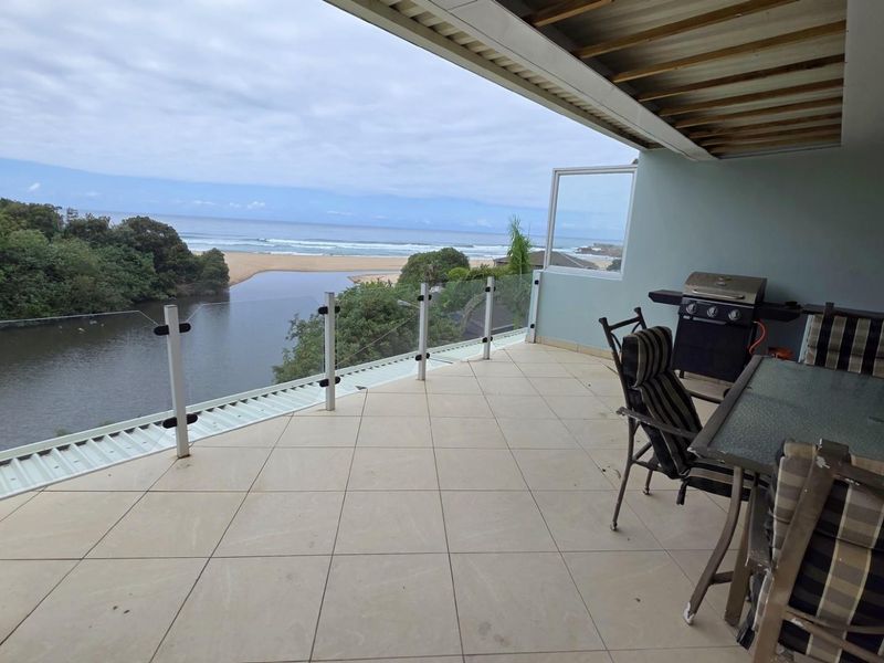 Spacious 3 bedroom beachfront Apartment on Margate Beachfront - Photo 2