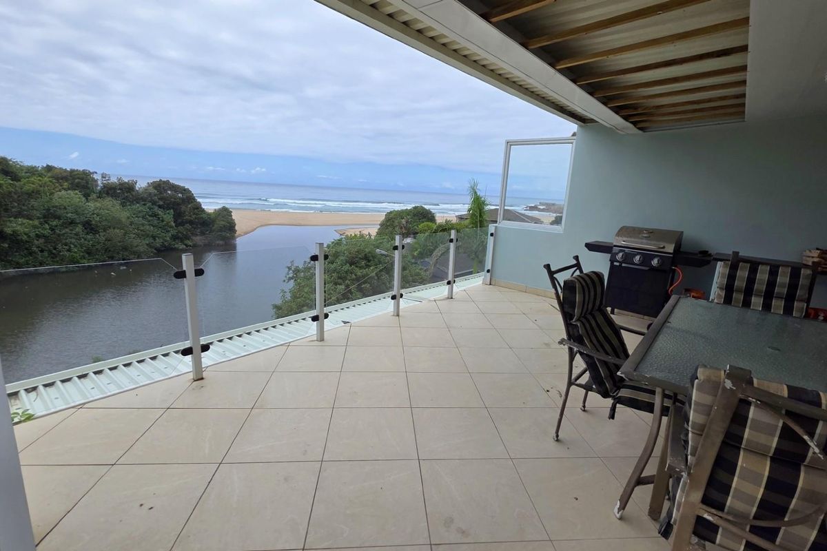 Spacious 3 bedroom beachfront Apartment on Margate Beachfront - Photo 2