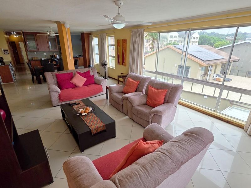 Spacious 3 bedroom beachfront Apartment on Margate Beachfront - Photo 9