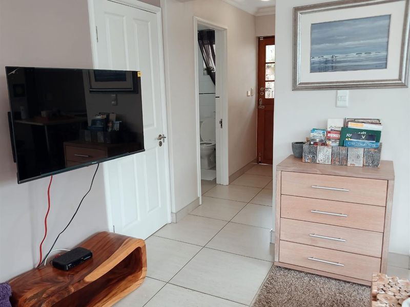 FULLY FURNISHED 2 BED 1 BATH IN OAKLANDS AT THE KNOLL FOR SALE - Photo 7