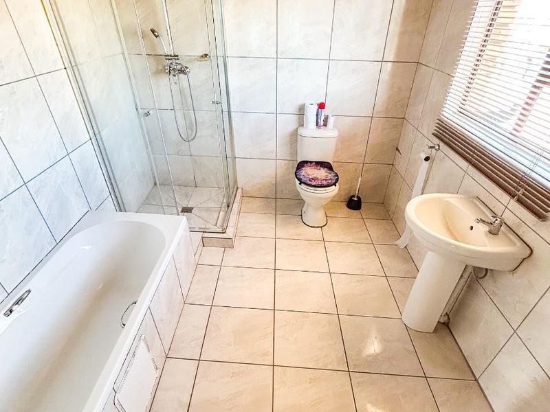 Elegant 4-Bedroom Family Haven with Pool in Upington - Photo 8