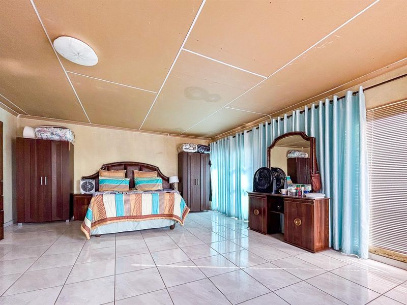 Elegant 4-Bedroom Family Haven with Pool in Upington - Photo 6