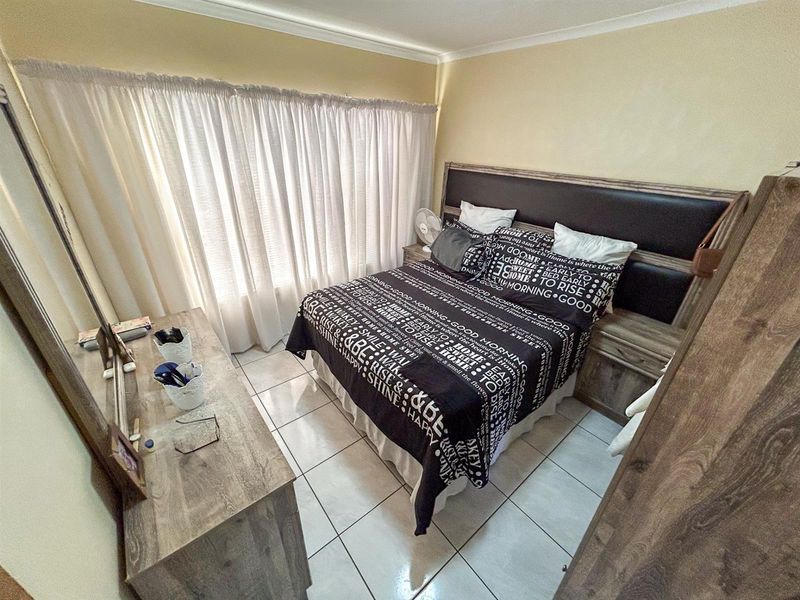 Elegant 4-Bedroom Family Haven with Pool in Upington - Photo 10