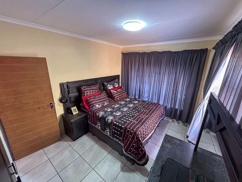 Elegant 4-Bedroom Family Haven with Pool in Upington - Photo 9
