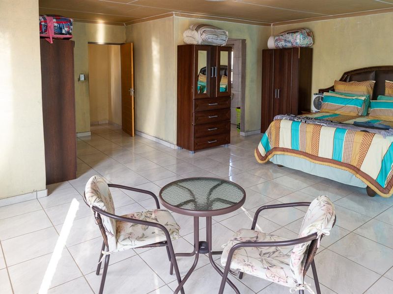 Elegant 4-Bedroom Family Haven with Pool in Upington - Photo 7