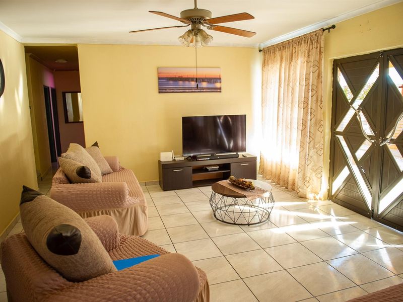 Elegant 4-Bedroom Family Haven with Pool in Upington - Photo 2