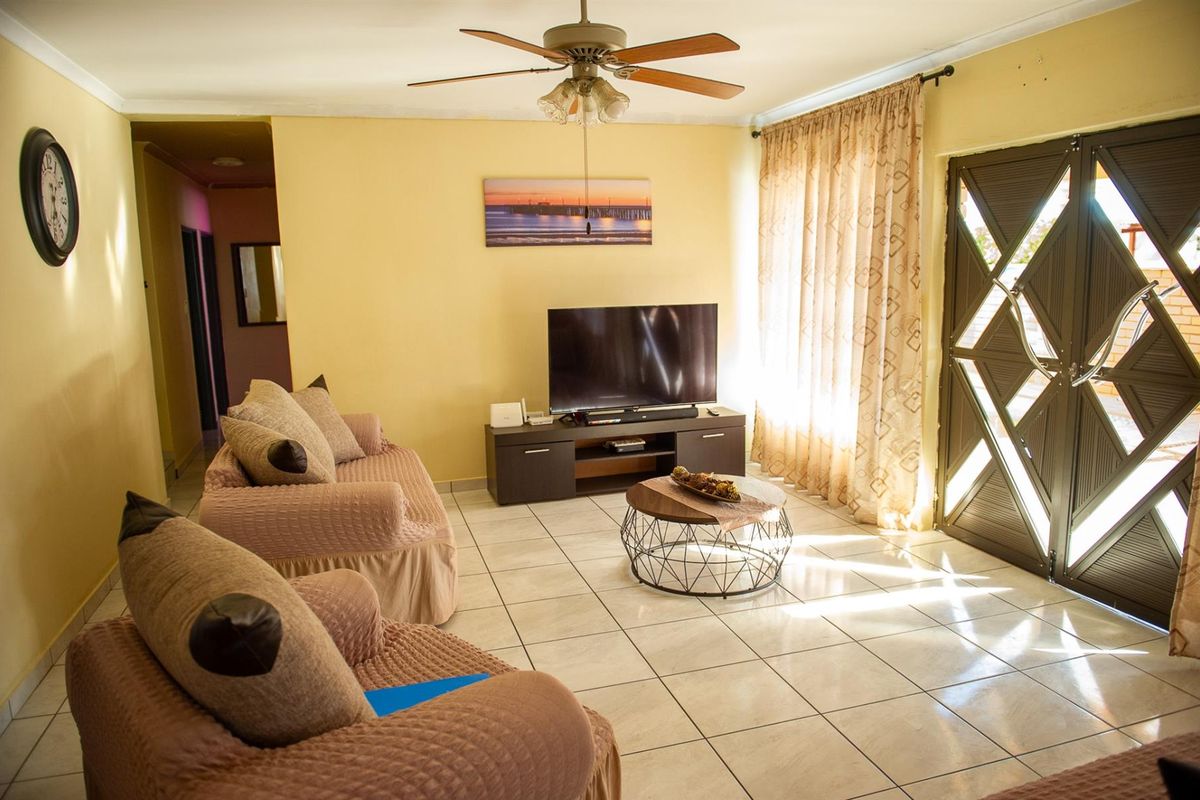 Elegant 4-Bedroom Family Haven with Pool in Upington - Photo 2