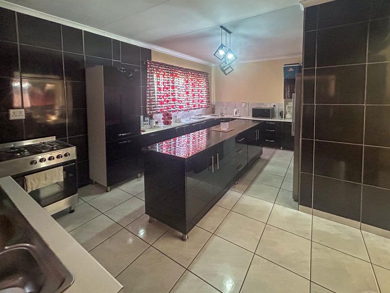 Elegant 4-Bedroom Family Haven with Pool in Upington - Photo 5