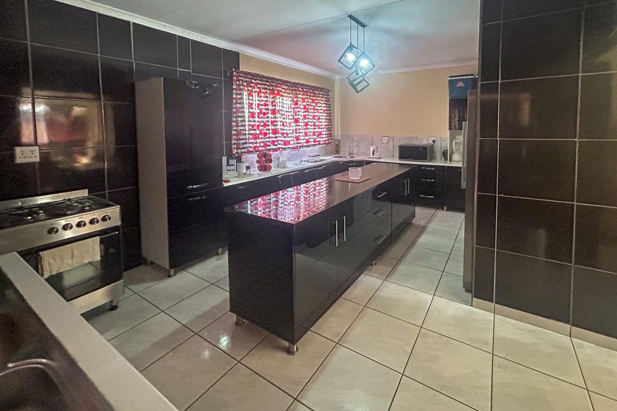 Elegant 4-Bedroom Family Haven with Pool in Upington - Photo 5