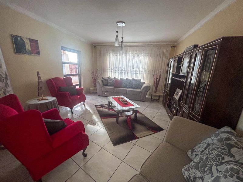 Elegant 4-Bedroom Family Haven with Pool in Upington - Photo 3
