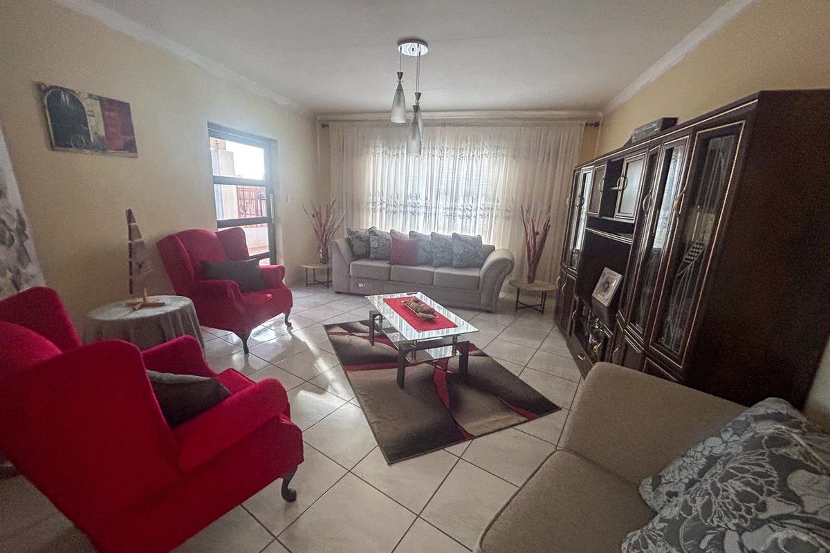 Elegant 4-Bedroom Family Haven with Pool in Upington - Photo 3