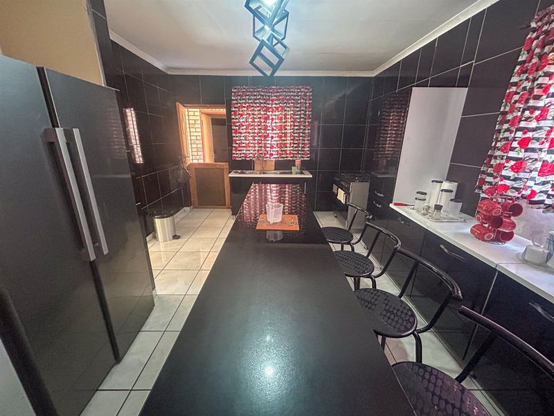 Elegant 4-Bedroom Family Haven with Pool in Upington - Photo 4