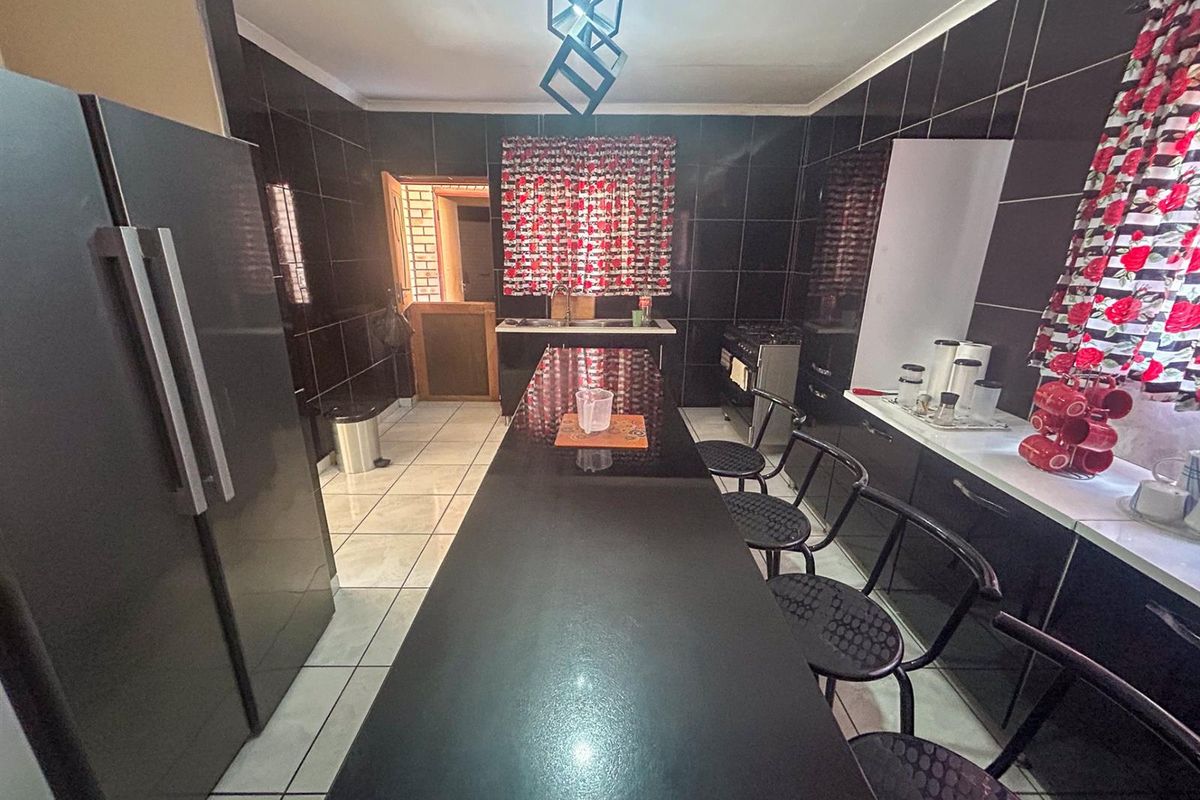 Elegant 4-Bedroom Family Haven with Pool in Upington - Photo 4