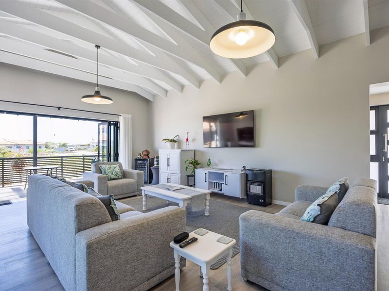 Modern three bedroom house in beautiful Langebaan Country Estate - Photo 2