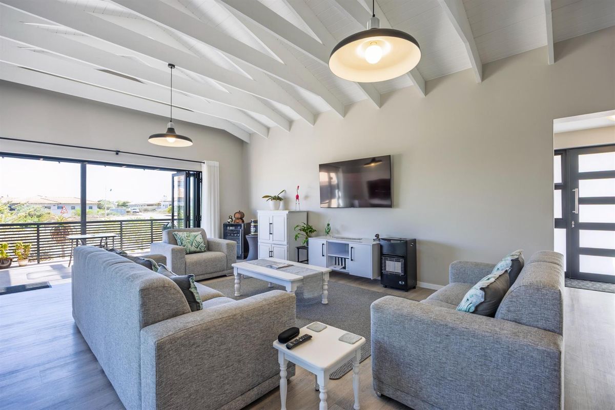 Modern three bedroom house in beautiful Langebaan Country Estate - Photo 2