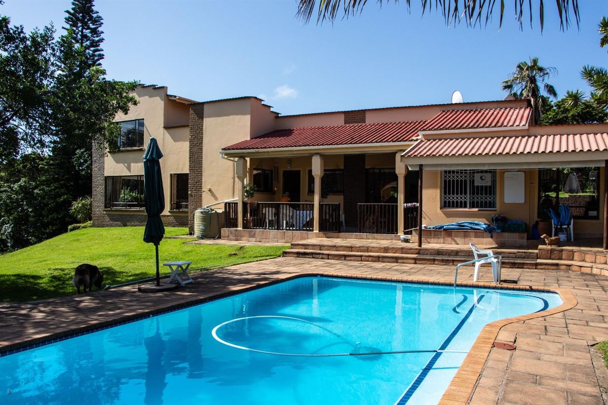 Beautifully Smallholding with 5 bedrooms,4 bathrooms, 2 flatlets surrounded by Nature and Serenity - Photo 3