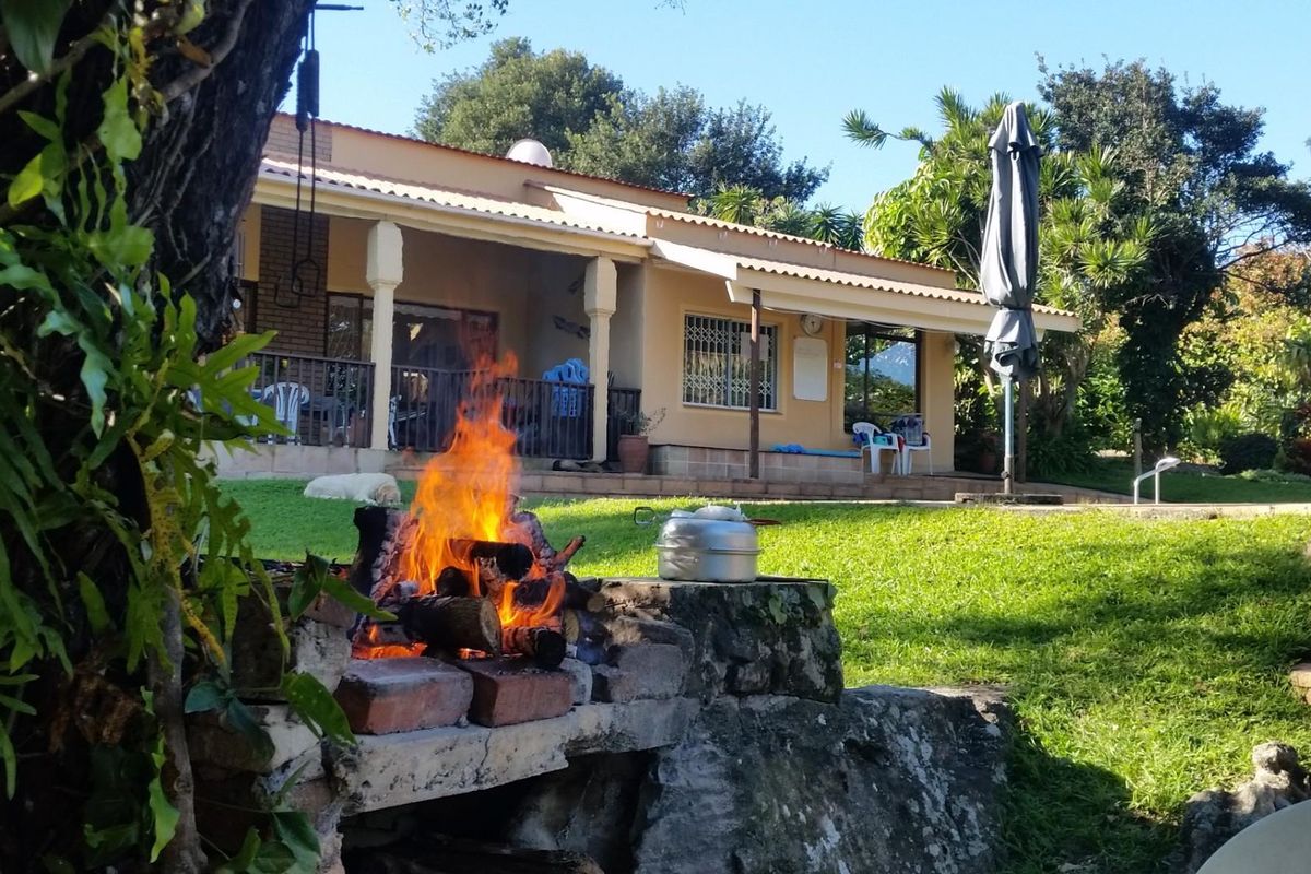 Beautifully Smallholding with 5 bedrooms,4 bathrooms, 2 flatlets surrounded by Nature and Serenity - Photo 2
