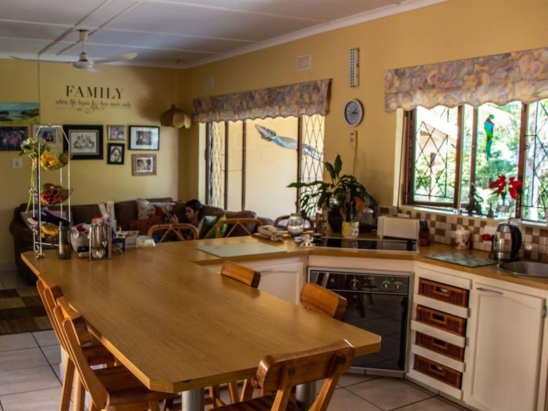 Beautifully Smallholding with 5 bedrooms,4 bathrooms, 2 flatlets surrounded by Nature and Serenity - Photo 9