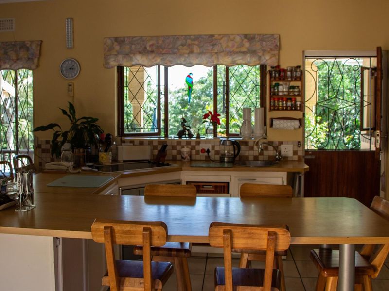 Beautifully Smallholding with 5 bedrooms,4 bathrooms, 2 flatlets surrounded by Nature and Serenity - Photo 10