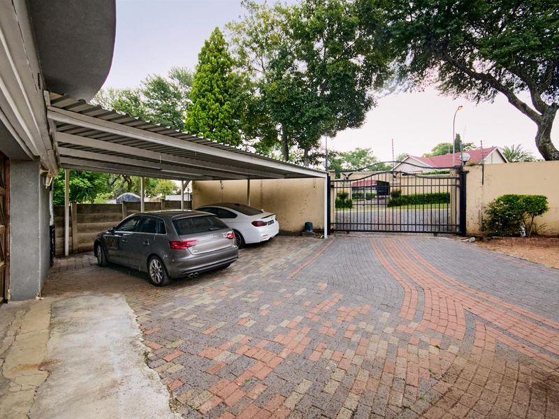 An Exceptional Residence in Vorna Valley Midrand For Sale - Photo 2