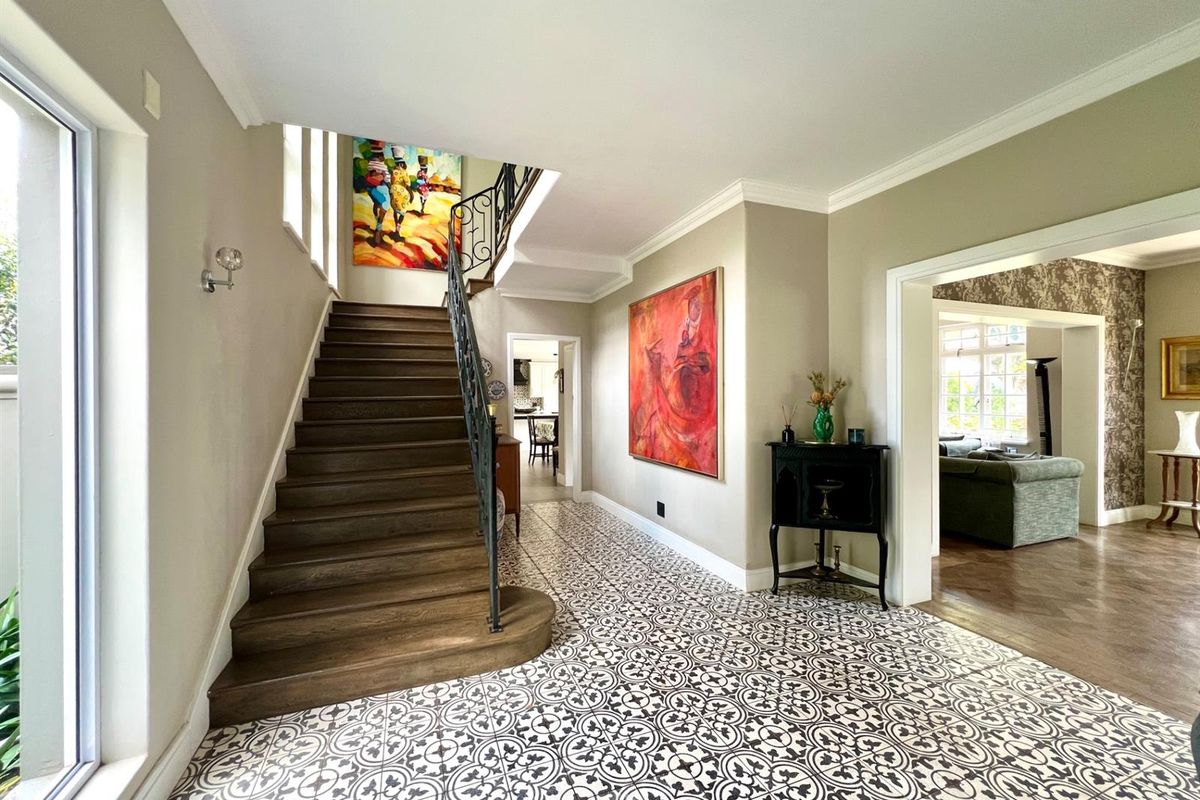 Elegant Family Home in a Quiet Pocket of Houghton Estate - Photo 2