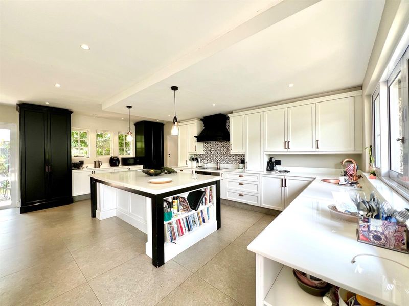 Elegant Family Home in a Quiet Pocket of Houghton Estate - Photo 10