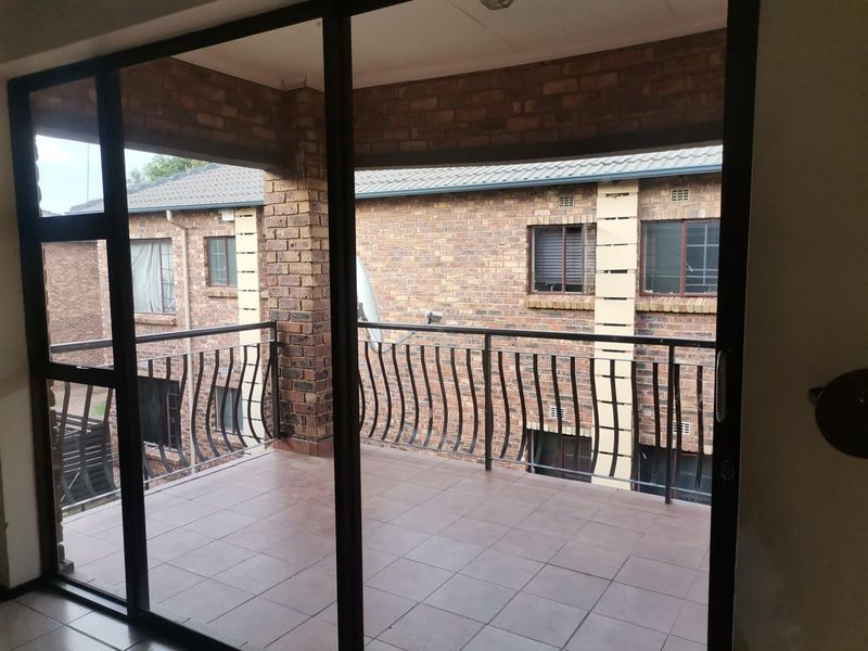 Resort-style living with privacy, Sonneveld, Brakpan - Photo 9