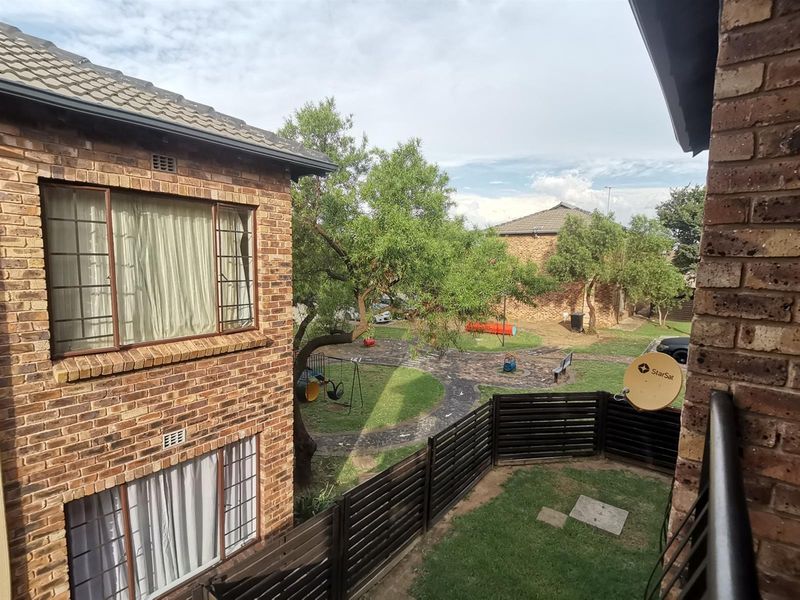 Resort-style living with privacy, Sonneveld, Brakpan - Photo 8