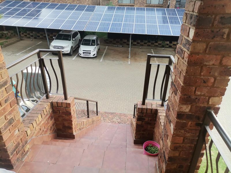 Resort-style living with privacy, Sonneveld, Brakpan - Photo 2