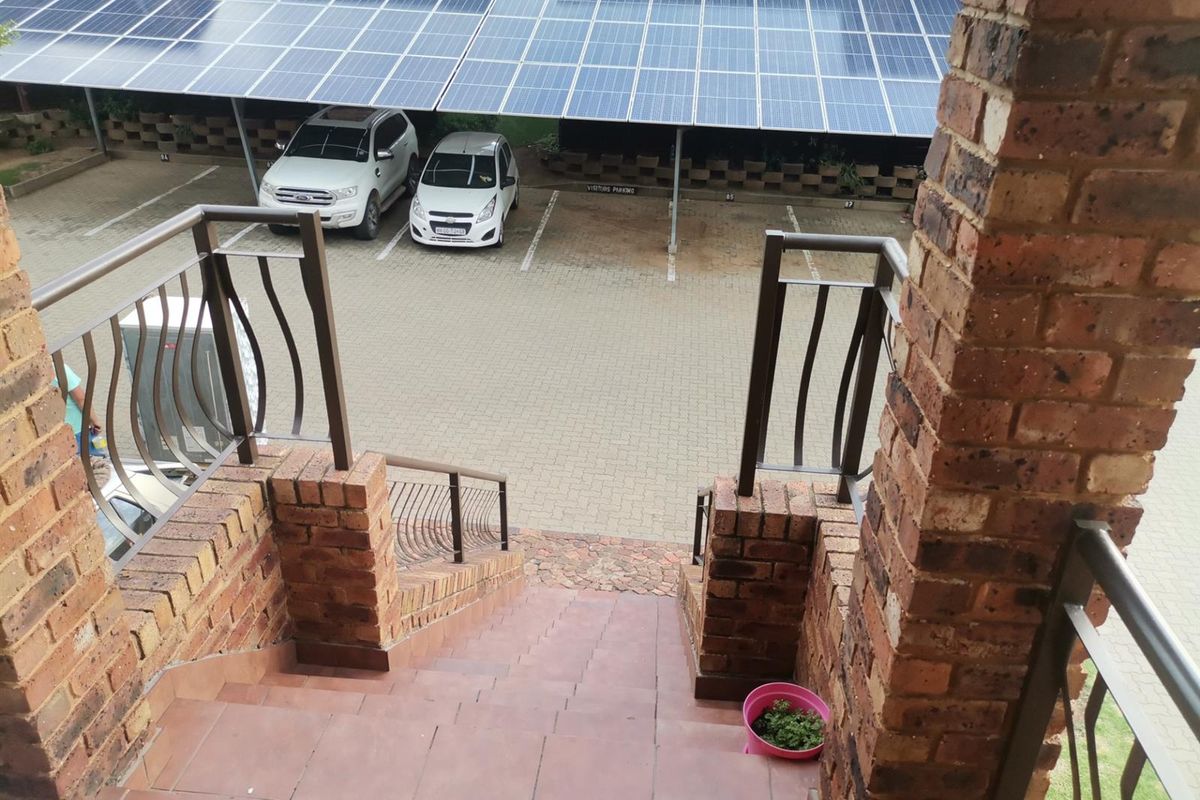 Resort-style living with privacy, Sonneveld, Brakpan - Photo 2