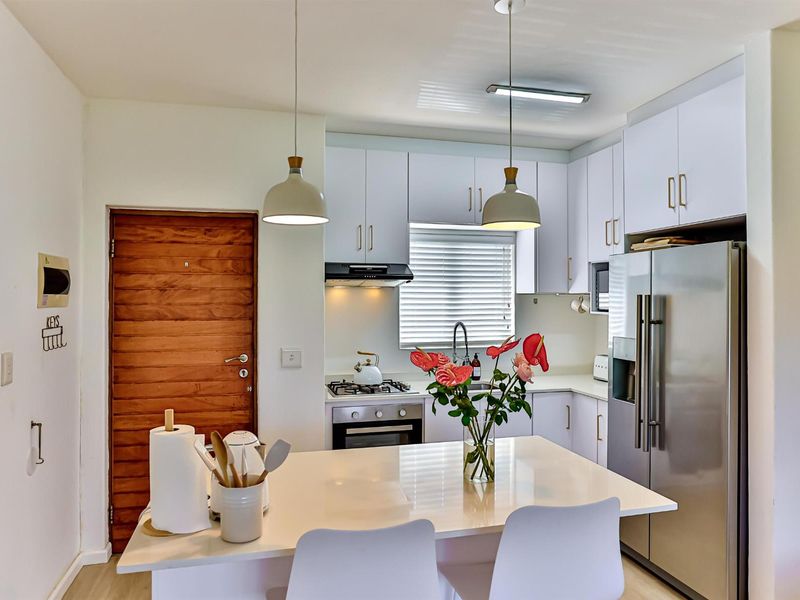 Beautifully Renovated 2-Bed, 2-Bath Apartment for Sale in Sheffield Manor - Photo 2