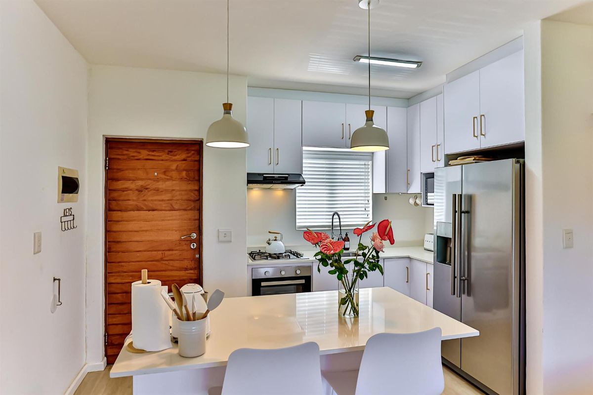 Beautifully Renovated 2-Bed, 2-Bath Apartment for Sale in Sheffield Manor - Photo 2