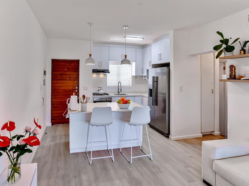 Beautifully Renovated 2-Bed, 2-Bath Apartment for Sale in Sheffield Manor - Photo 3