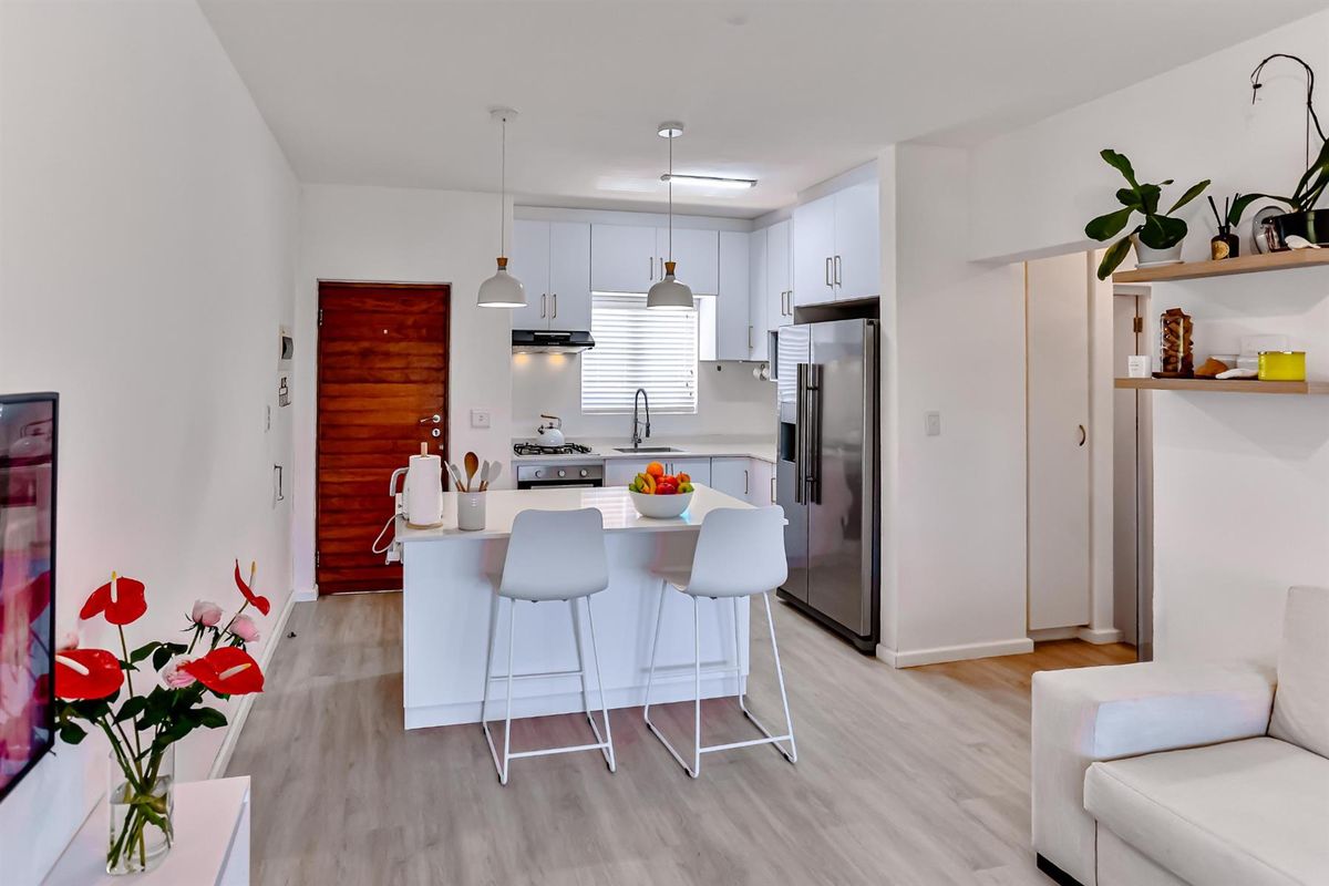 Beautifully Renovated 2-Bed, 2-Bath Apartment for Sale in Sheffield Manor - Photo 3