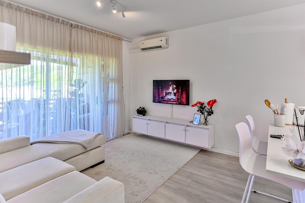 Beautifully Renovated 2-Bed, 2-Bath Apartment for Sale in Sheffield Manor - Photo 4