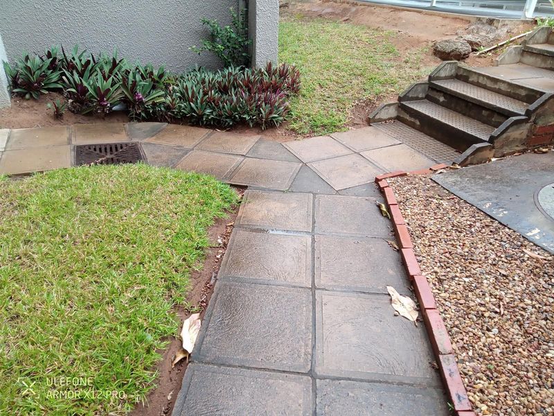 Opposite Greyville Racecourse, walking distance to university, schools and close to Avondale spar. - Photo 2